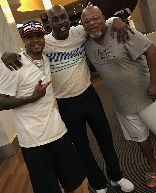 通过社交媒 通过社交媒